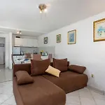 Cozy In With House Sea View דירה קראליביצה